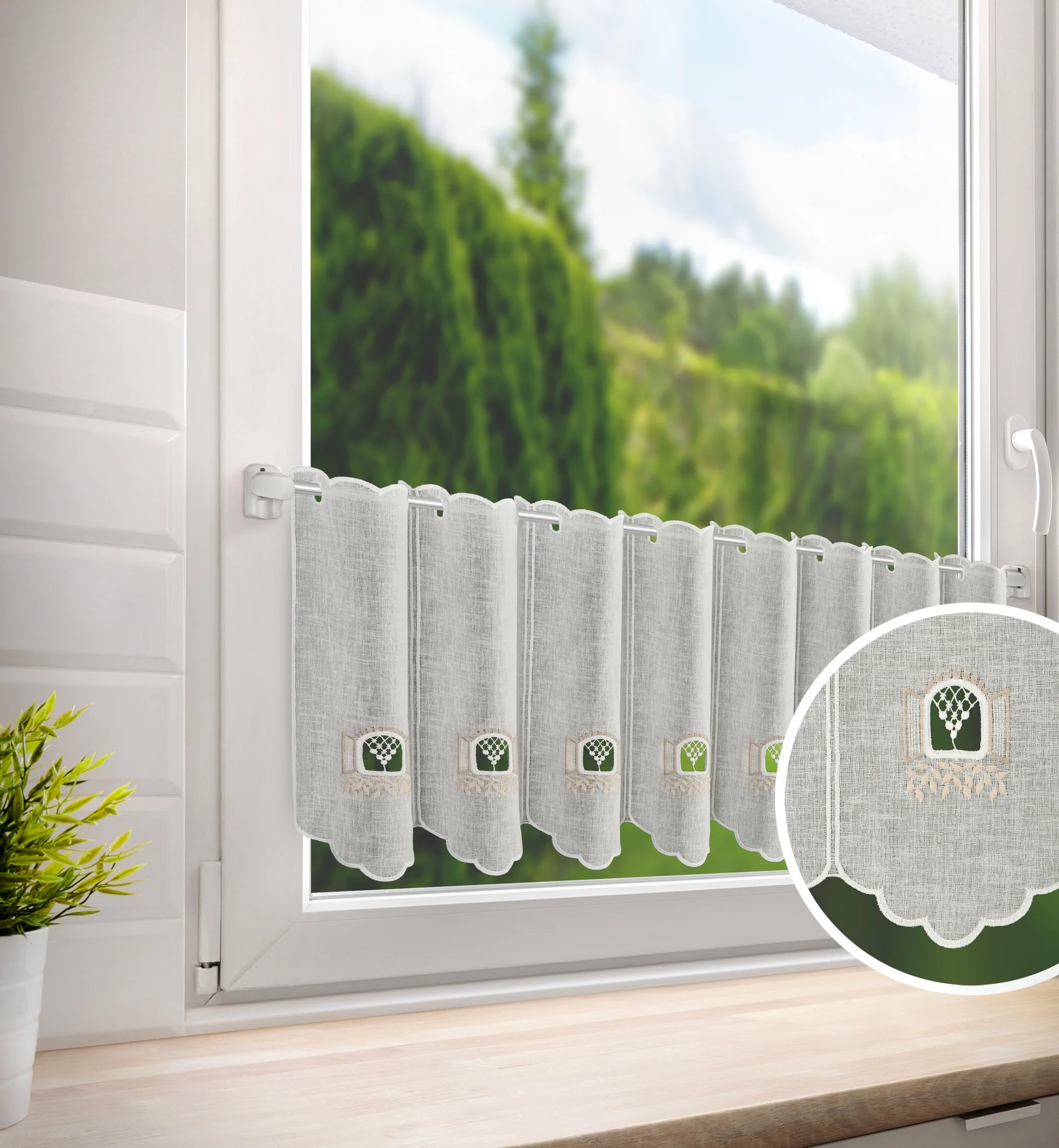 Tkanina firanowa zazdrostka z etaminy zdobiona motywem ażurowego okna