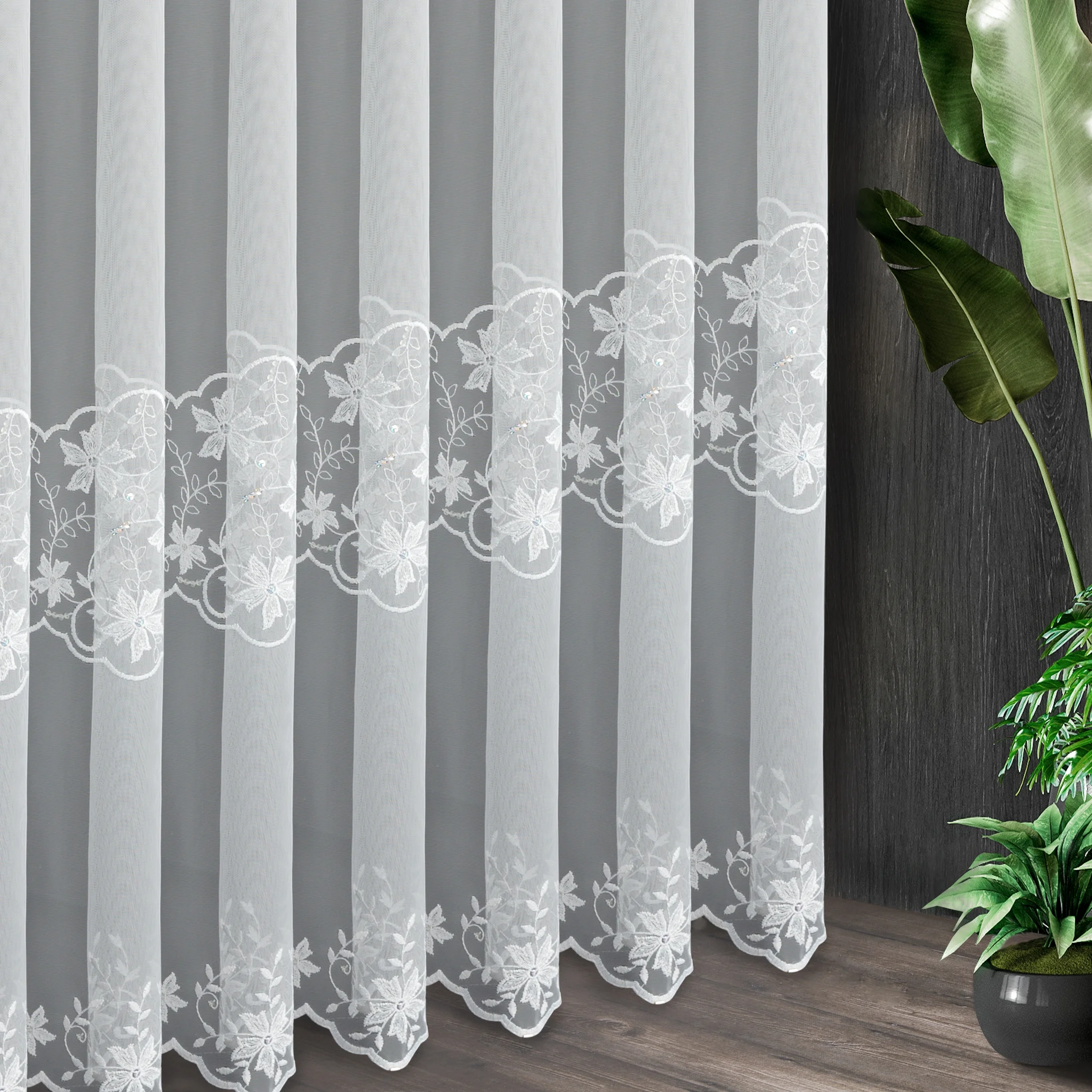 Tkanina firanowa, matowa, lekka, zdobiona haftem z cekinami