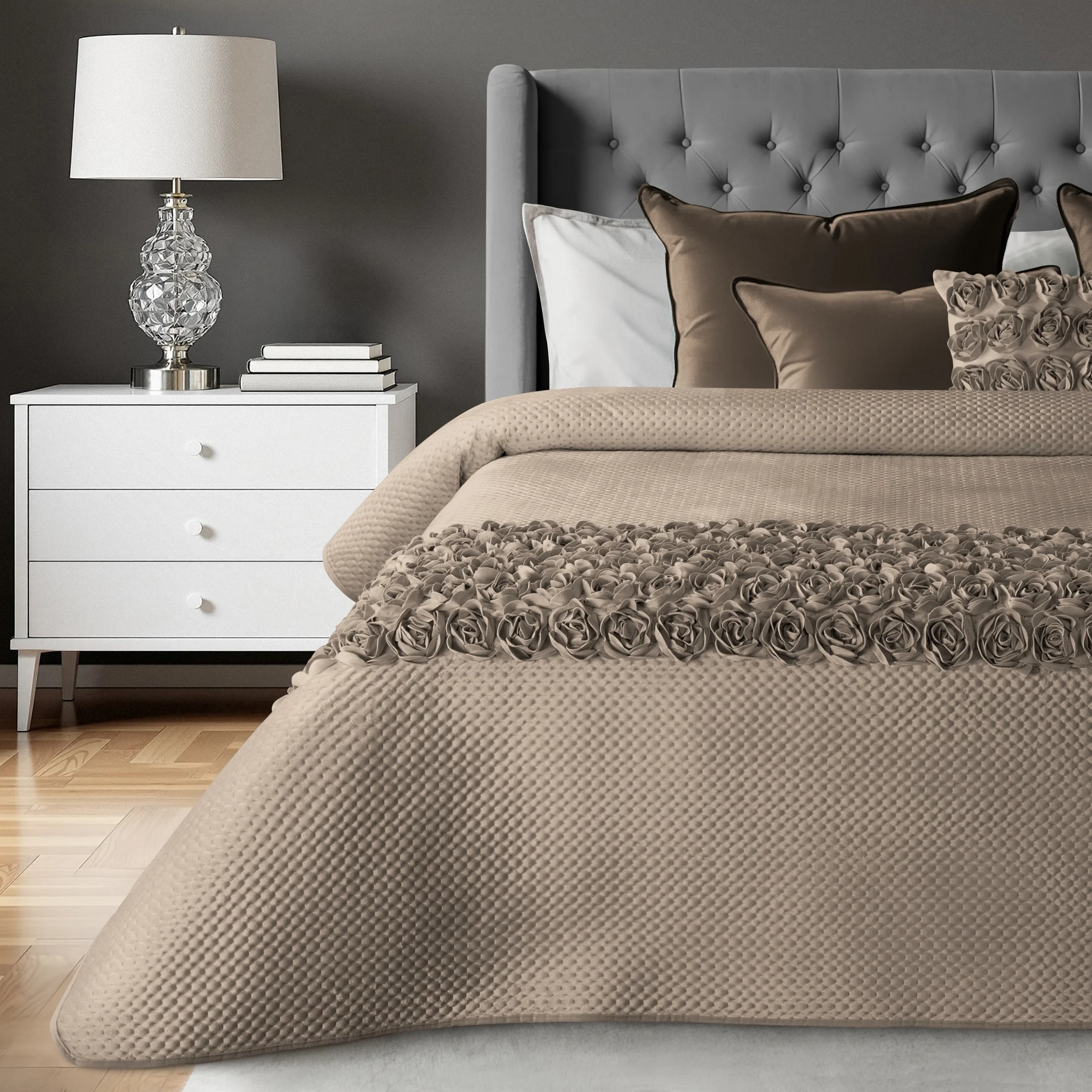 Narzuta welwetowa ciemnobeżowa 170x210 cm zdobiona pasem róż 3D ROSES Eva Minge | eurofirany