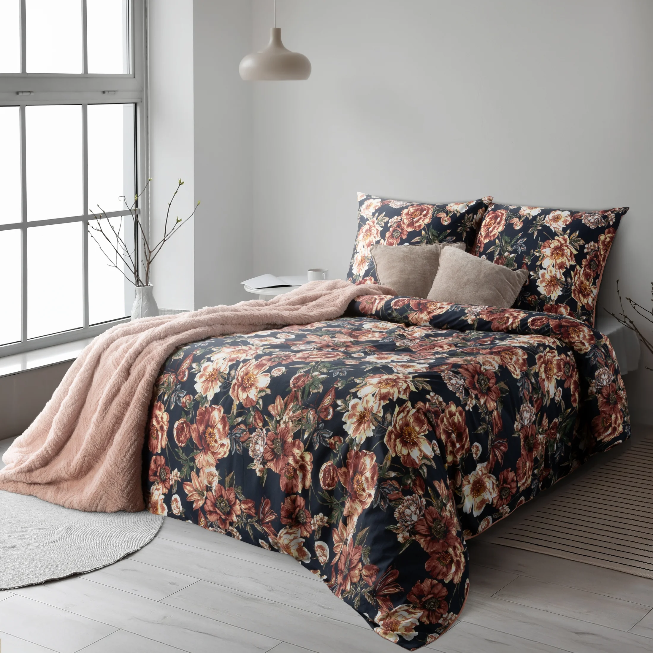 Pościel 140x200 cm z satyny bawełnianej kolor czarno, ceglasty z motywem kwiatów SPRING 79 | eurofirany