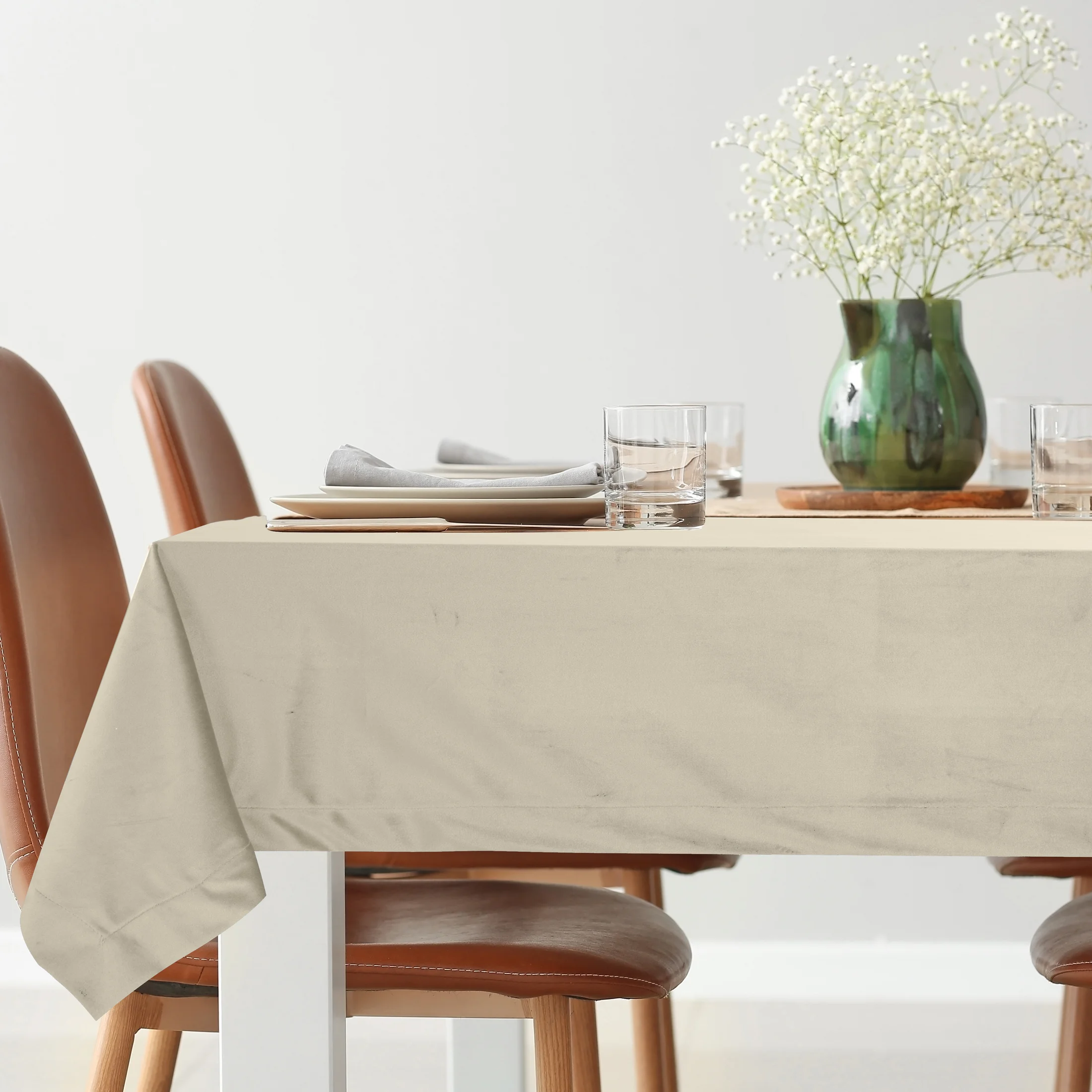 Obrus beżowy 140x220 cm welwetowy MELINDA z ozdobną listwą