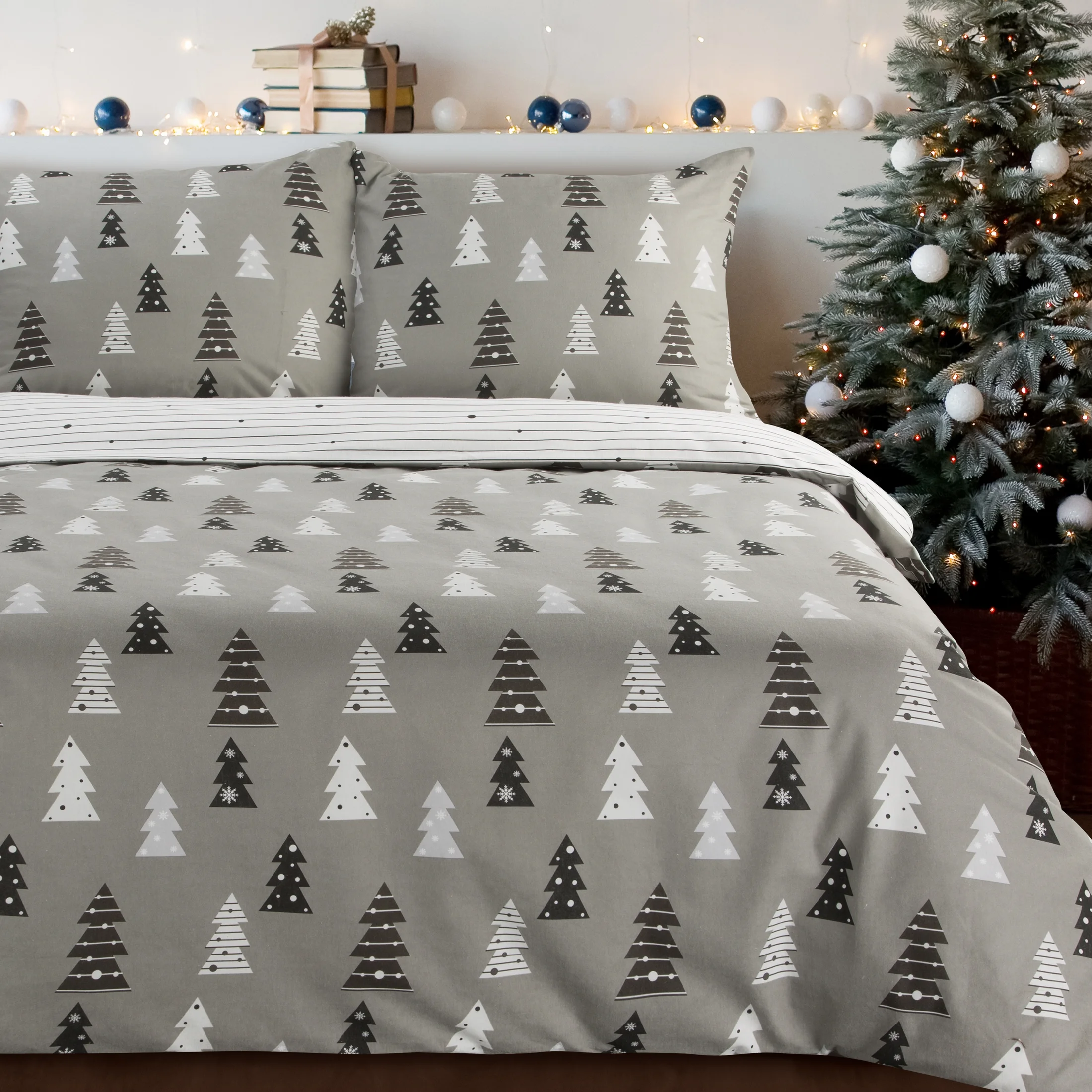 Pościel świąteczna 160x200 cm z bawełny flanelowej, kolor stalowy, biały z nadrukiem drobnych choinek LENON | eurofirany