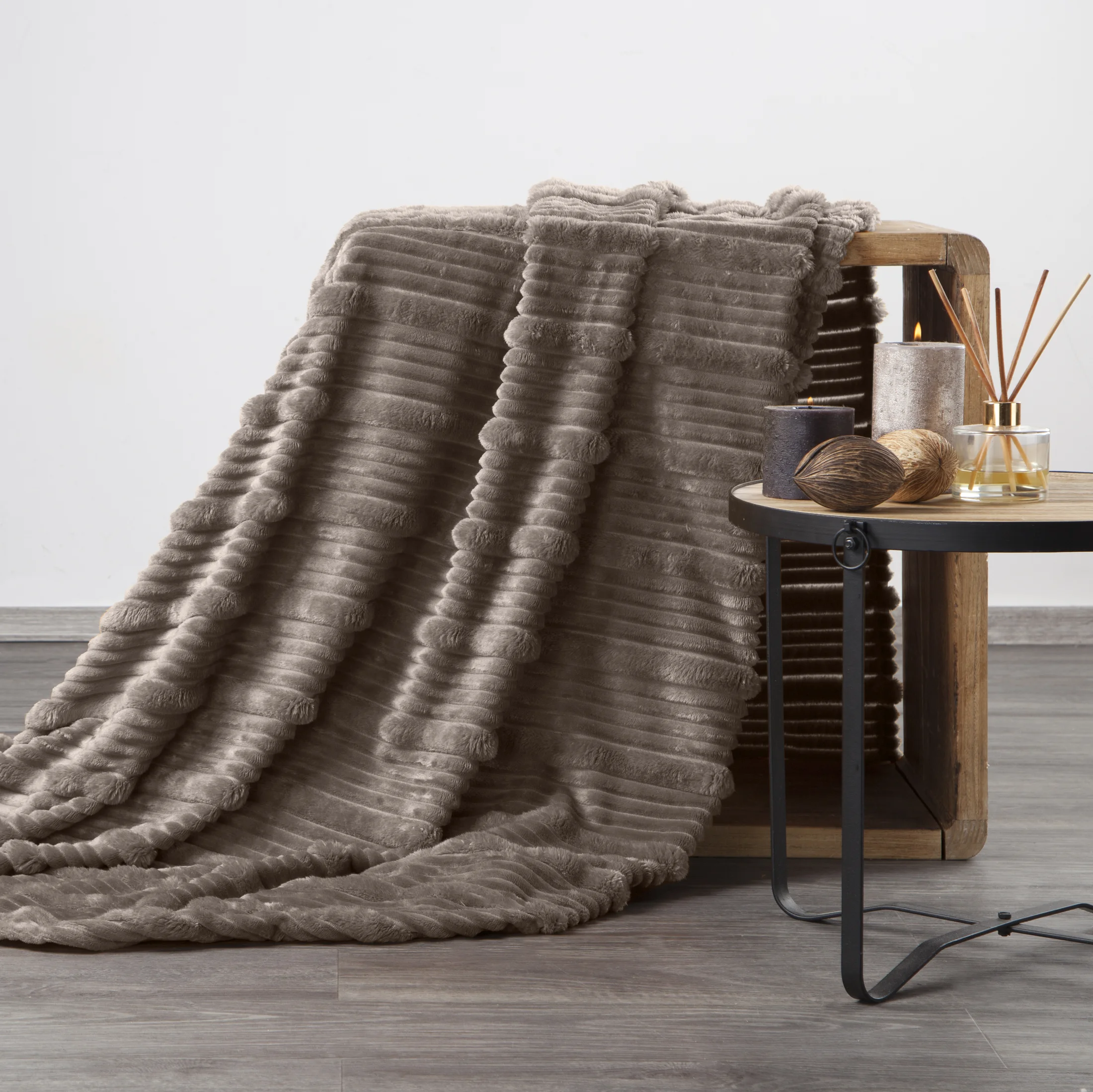 Koc 200x220 cm beżowy, typu flano z wzorem 3D NINA | eurofirany