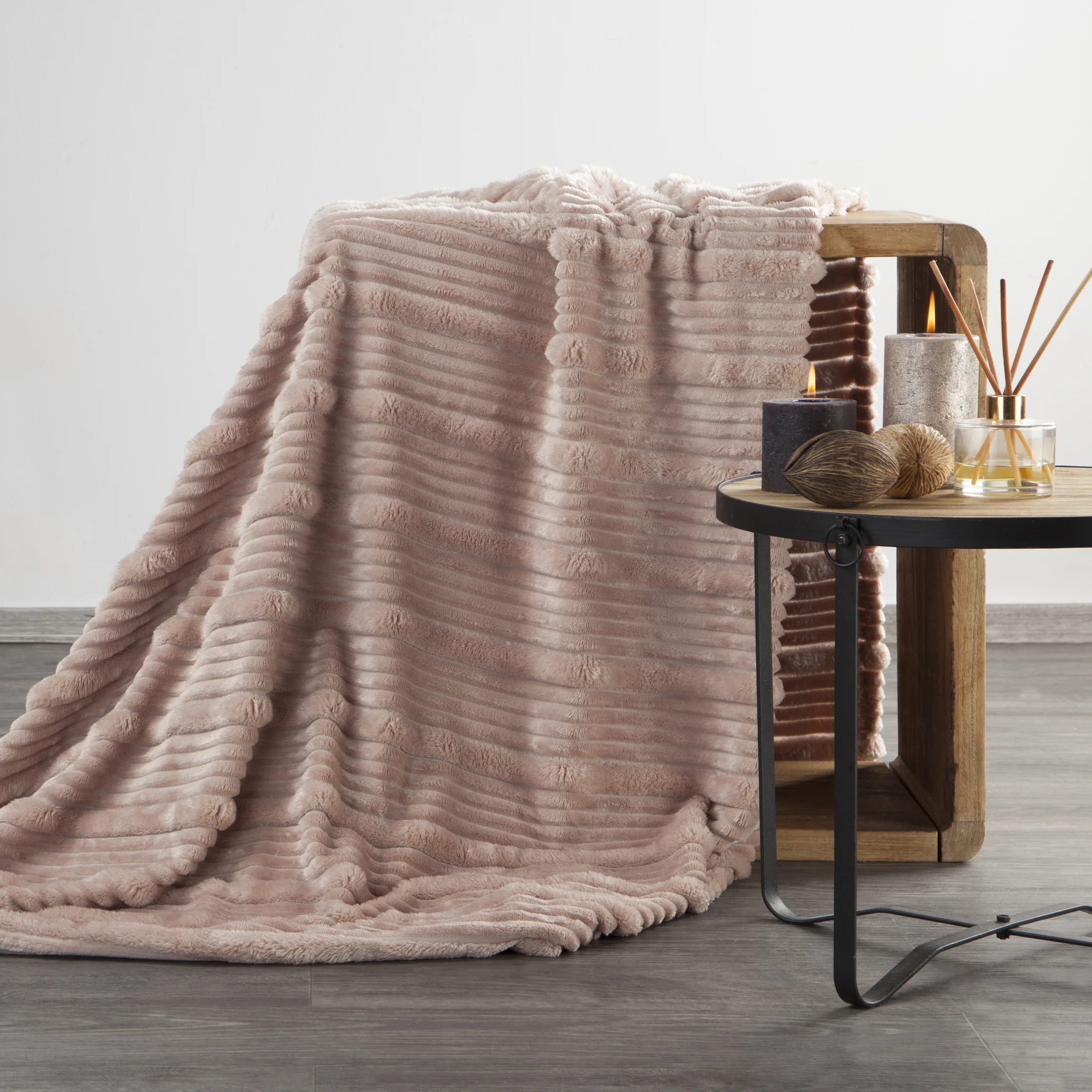 Koc 150x200 cm pudrowy, typu flano z wzorem 3D NINA | eurofirany