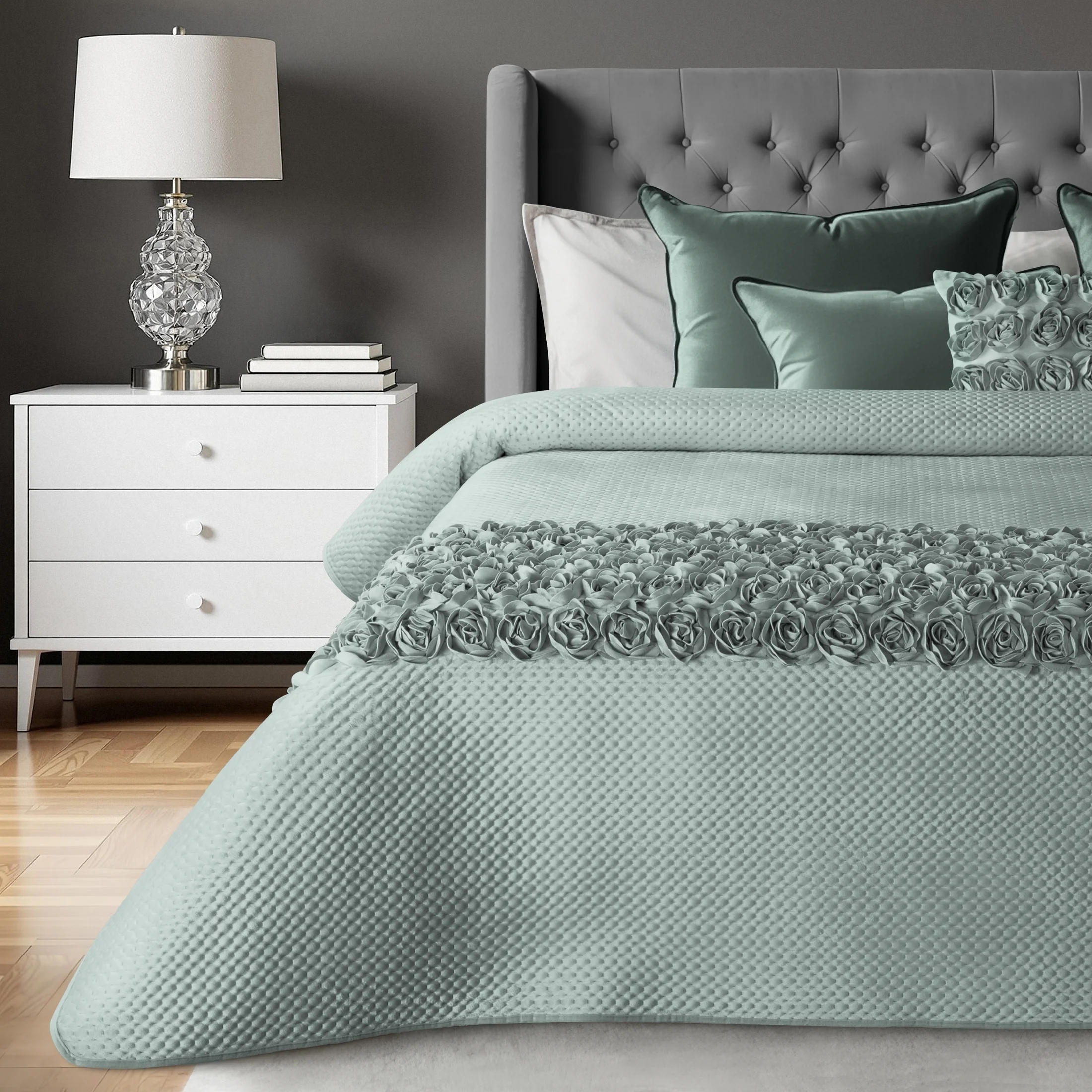 Narzuta welwetowa miętowa 170x210 cm zdobiona pasem róż 3D ROSES Eva Minge | eurofirany