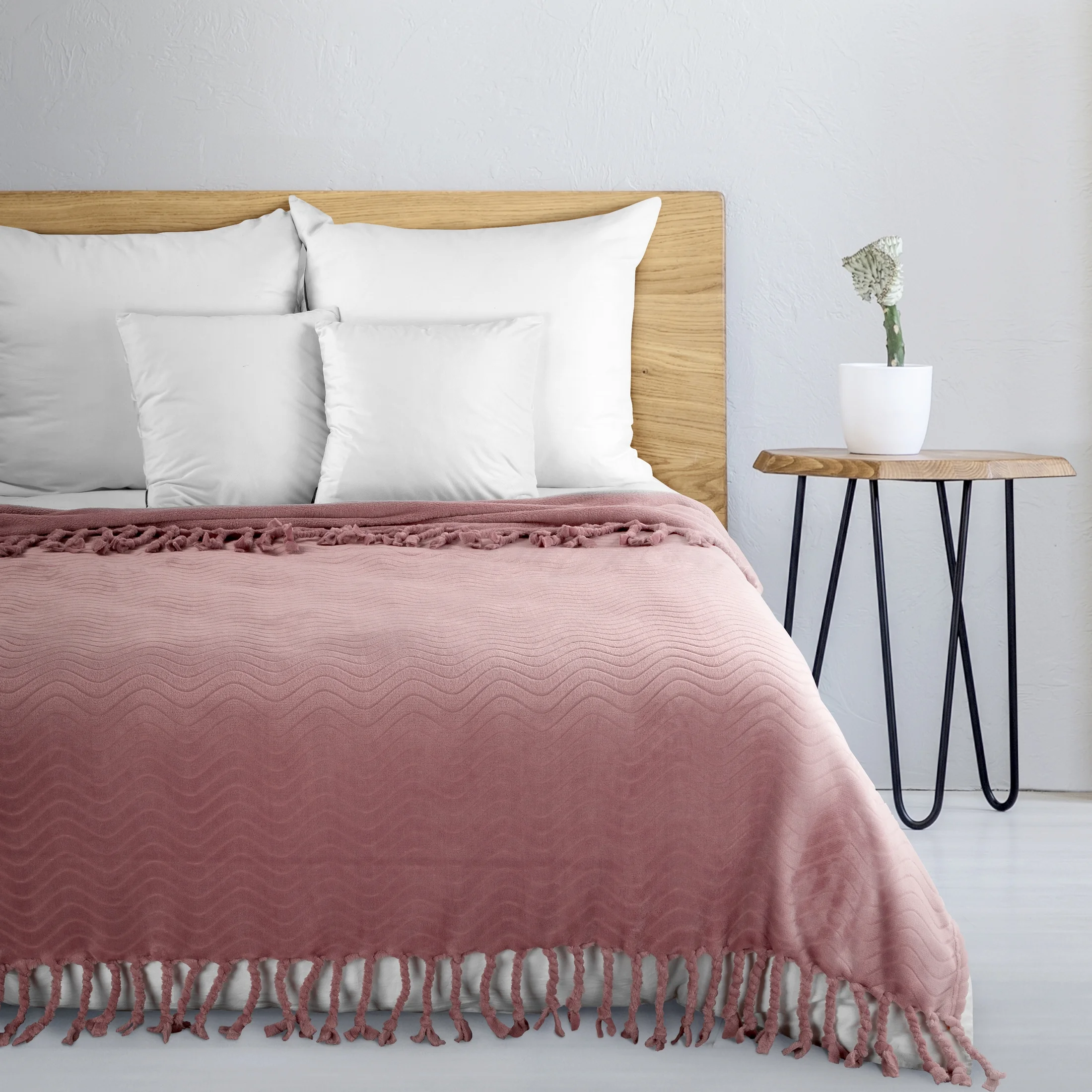 Koc flano 150x200 cm pudrowy z wytłaczanym wzorem i dekoracyjnymi frędzlami EMMA | eurofirany