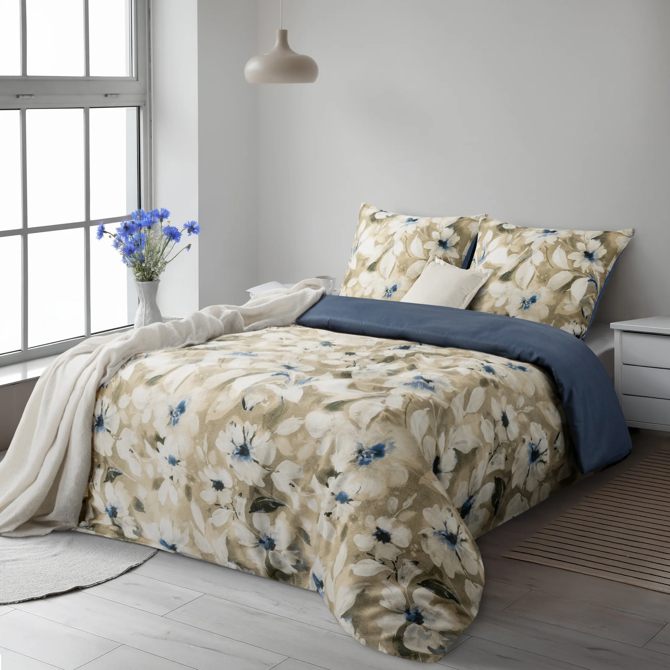 Pościel 220x200 cm satyna bawełniana kolor jasnobeżowy, ciemnoniebieski z wzorem roślinnym SPRING 66 | eurofirany