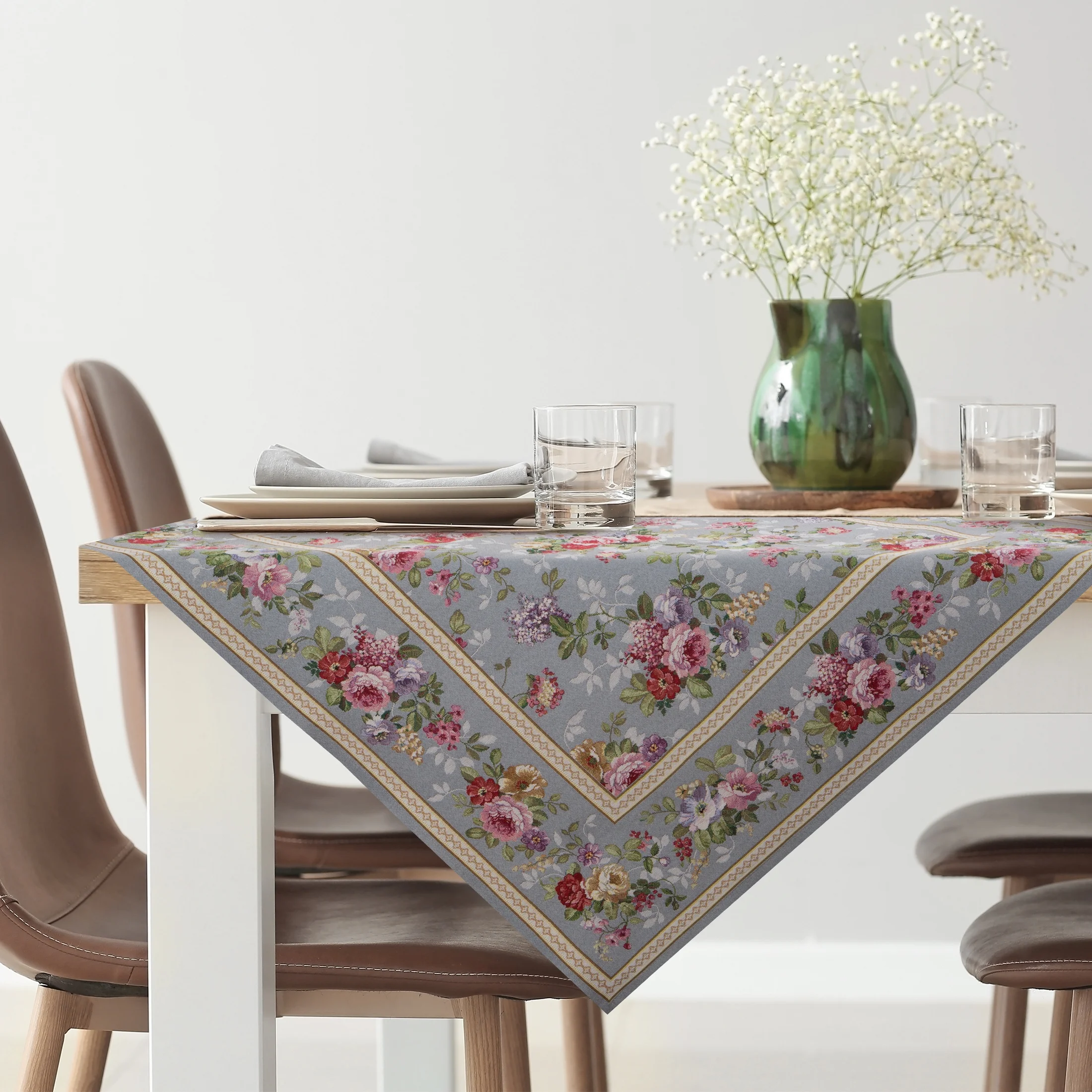 Obrus popielato, czerwony 100x100 cm gobelinowy zdobiony motywem kwiatów