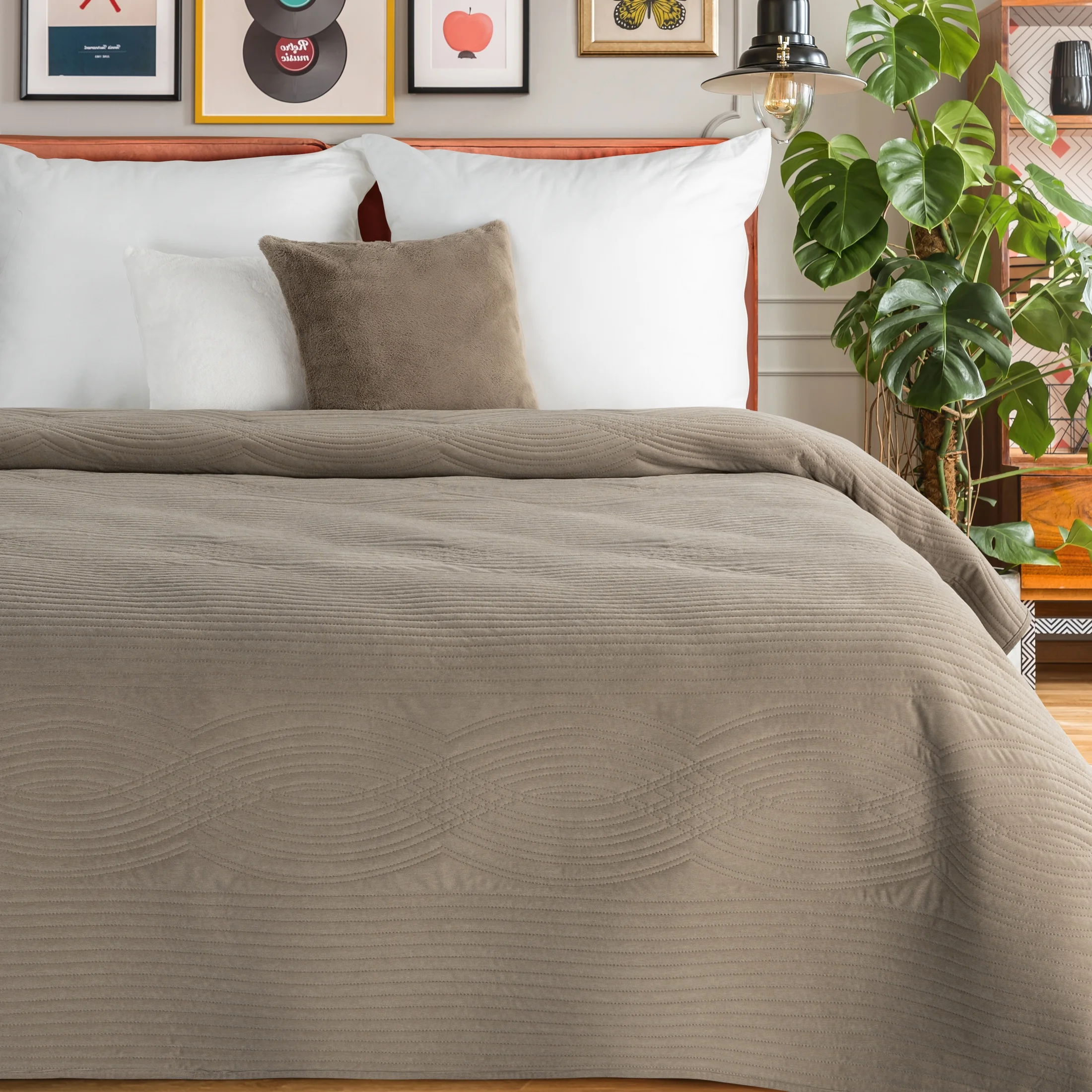 Narzuta welwetowa beżowa 170x210 cm pikowana metodą hot press w wzór geometryczny - VELVET2 | eurofirany