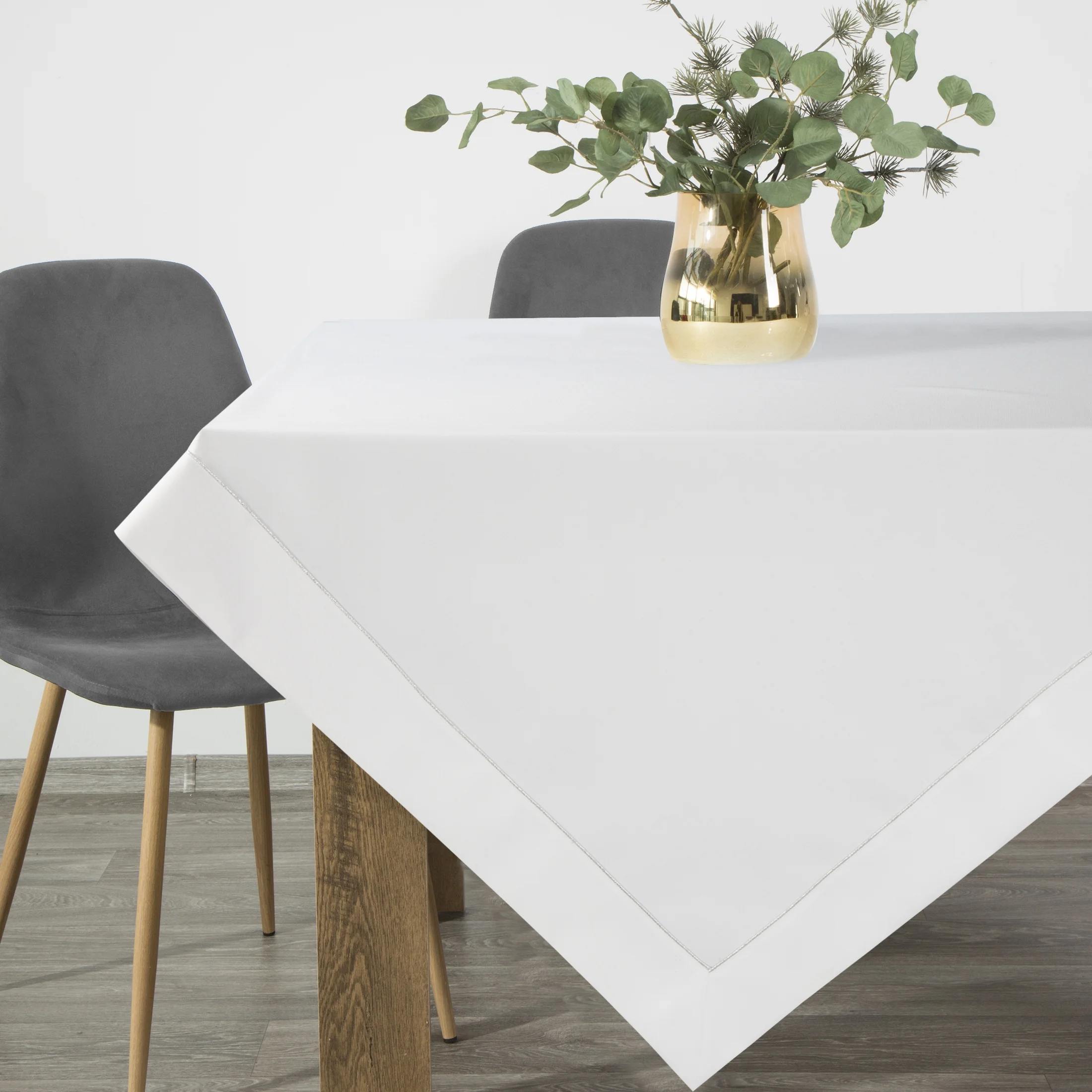 Obrus biały 145x240 cm MADELE z delikatną srebrną wypustką