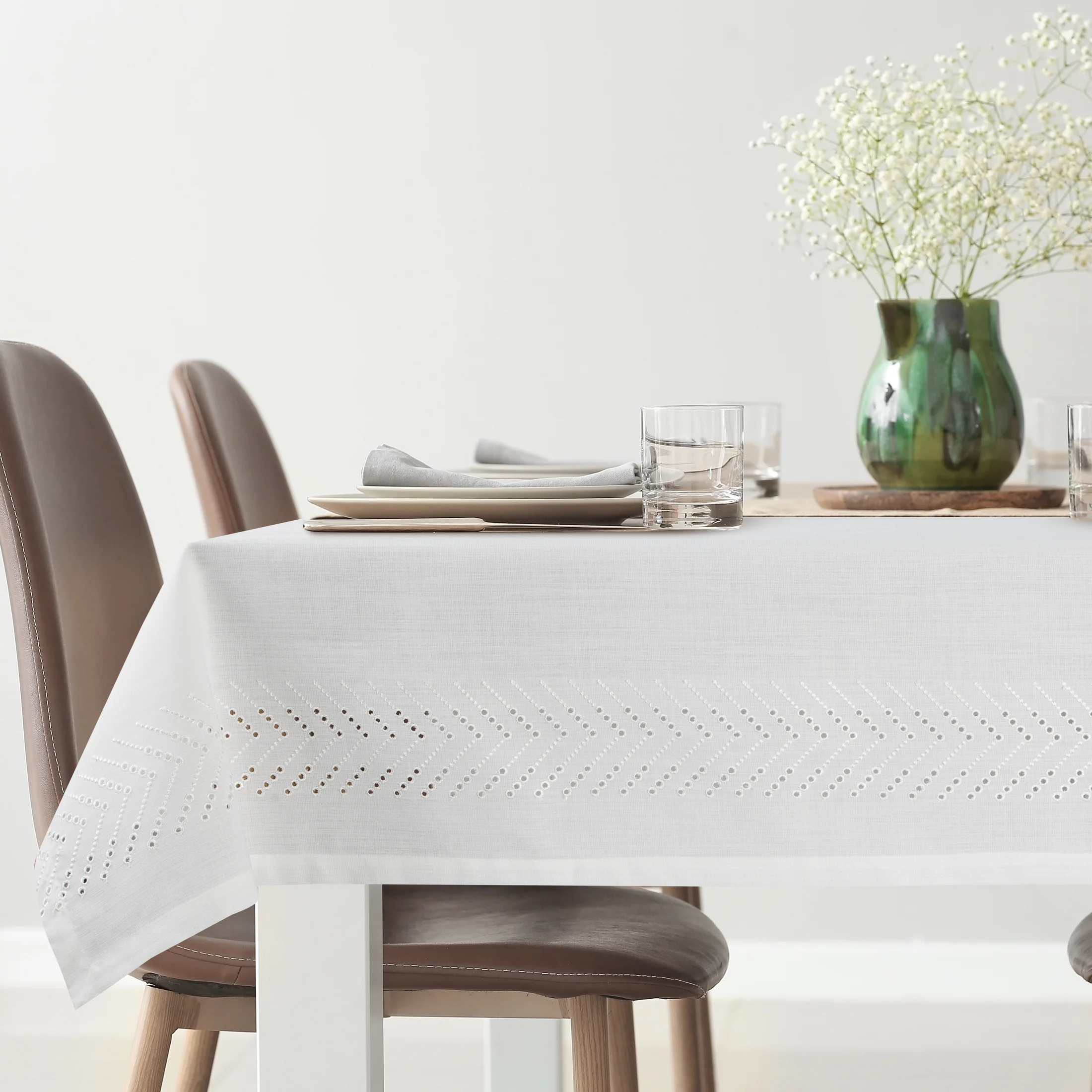 Obrus jasnokremowy 160x260 cm INES z subtelnym haftem dekoracyjnym