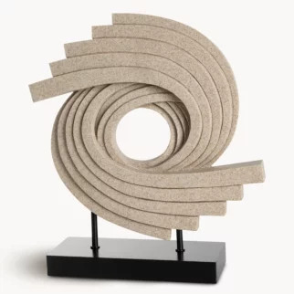 Figurka beżowa w formie spiralnej rzeźby 28x8x32 cm