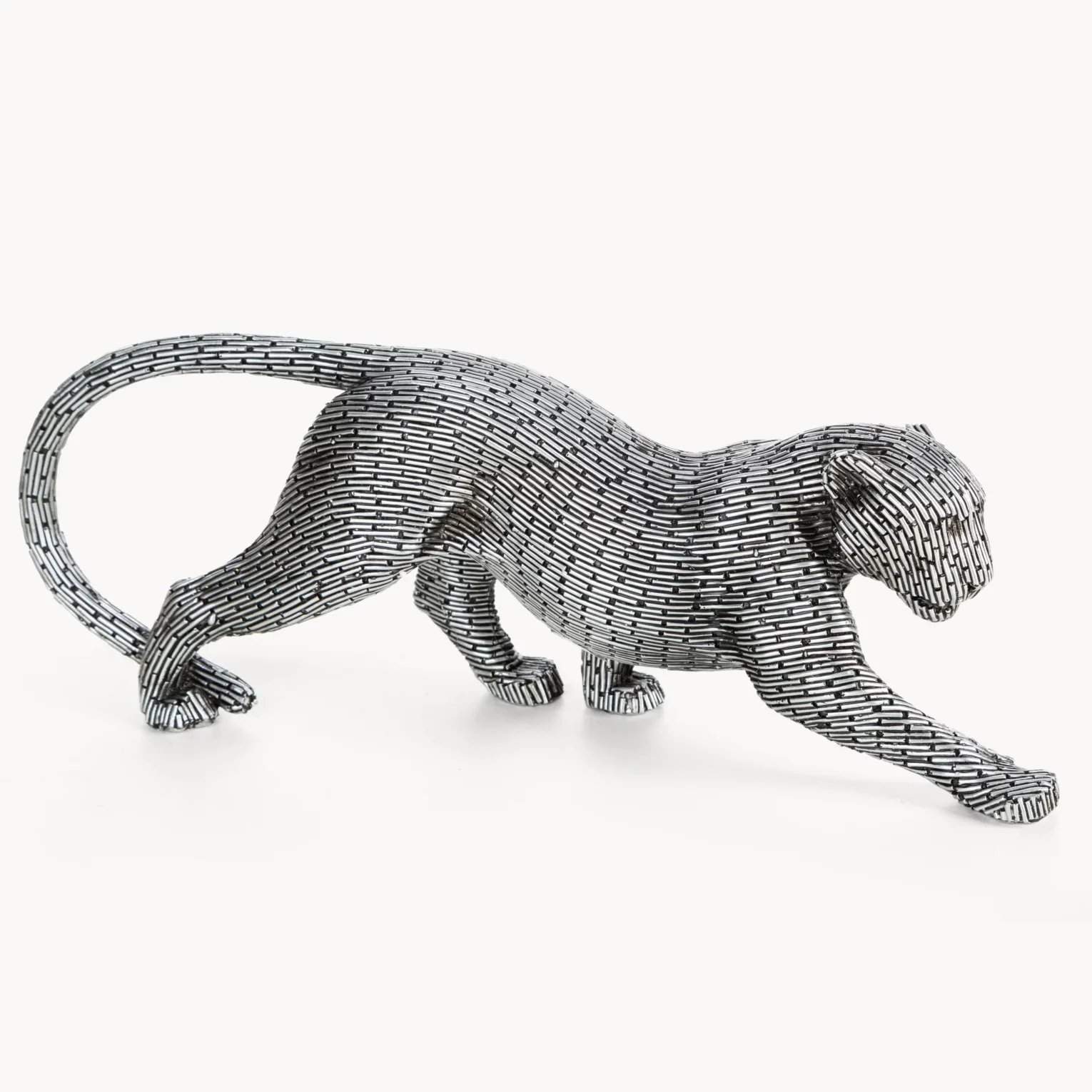 Figurka srebrna w kształcie geparda z metaliczną geometryczną strukturą 34x8x12 cm ZURI