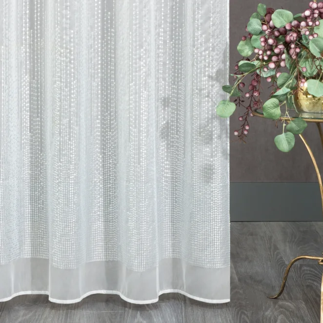 Firana biała z gładkiej tkaniny zdobiona pasem aplikacji z lśniącymi cekinami 140x250 cm przelotka SOLEI