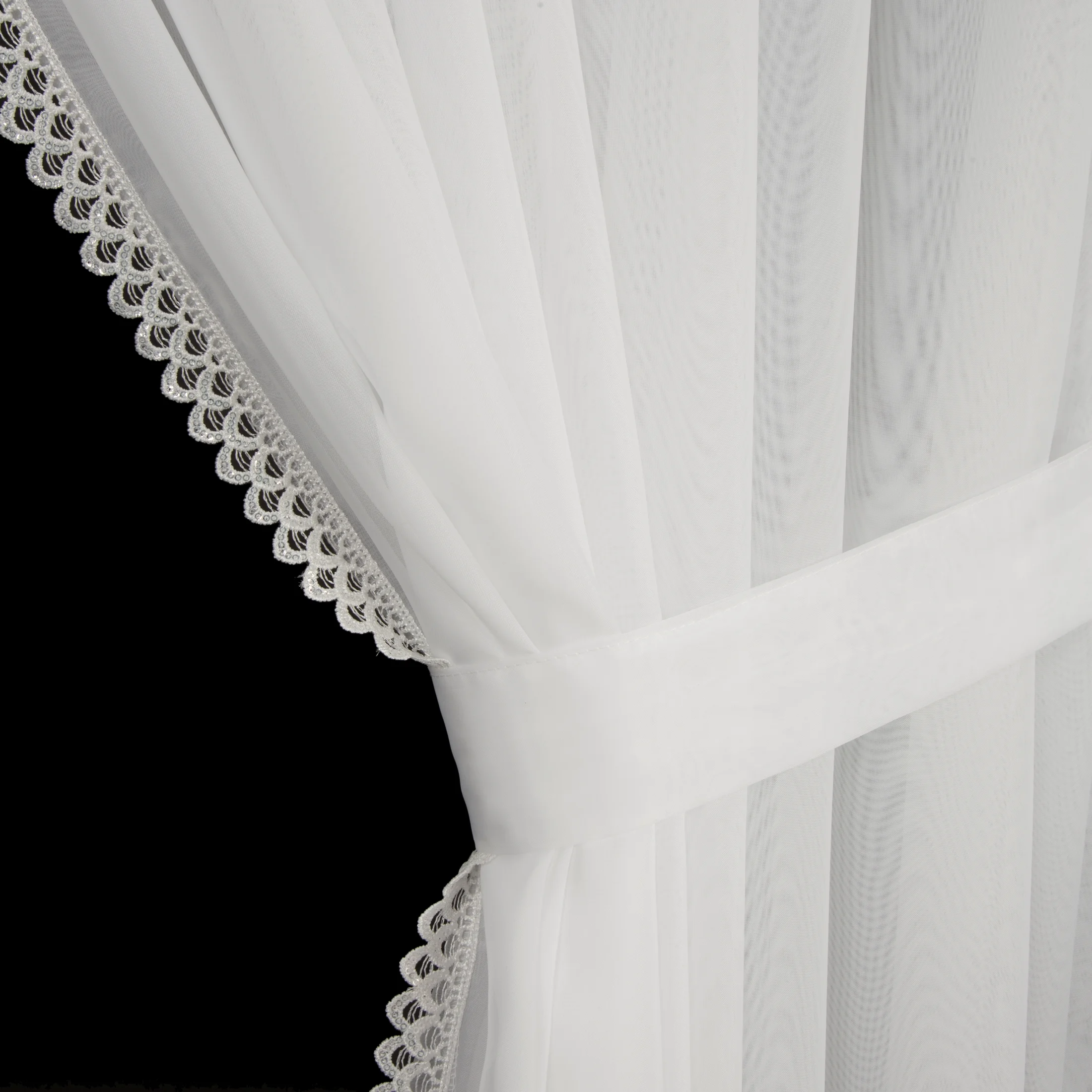 Firana biała z ozdobną koronką i troczkami w zestawie 400x250 cm na taśmie - CAROLINE