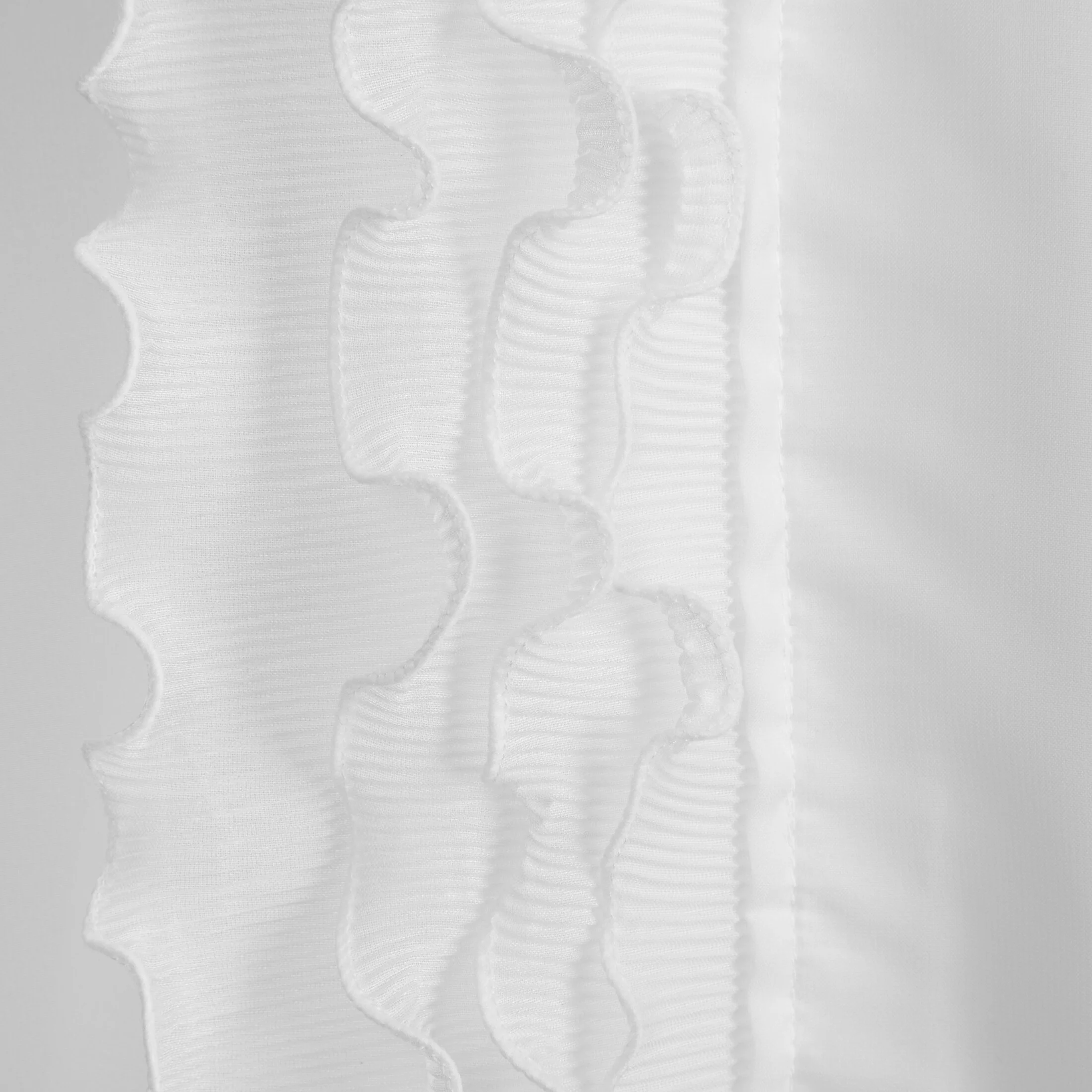 Firana biała z szyfonu zdobiona falbanami po bokach w zestawie ozdobny troczek 140x270 cm taśma LUISA