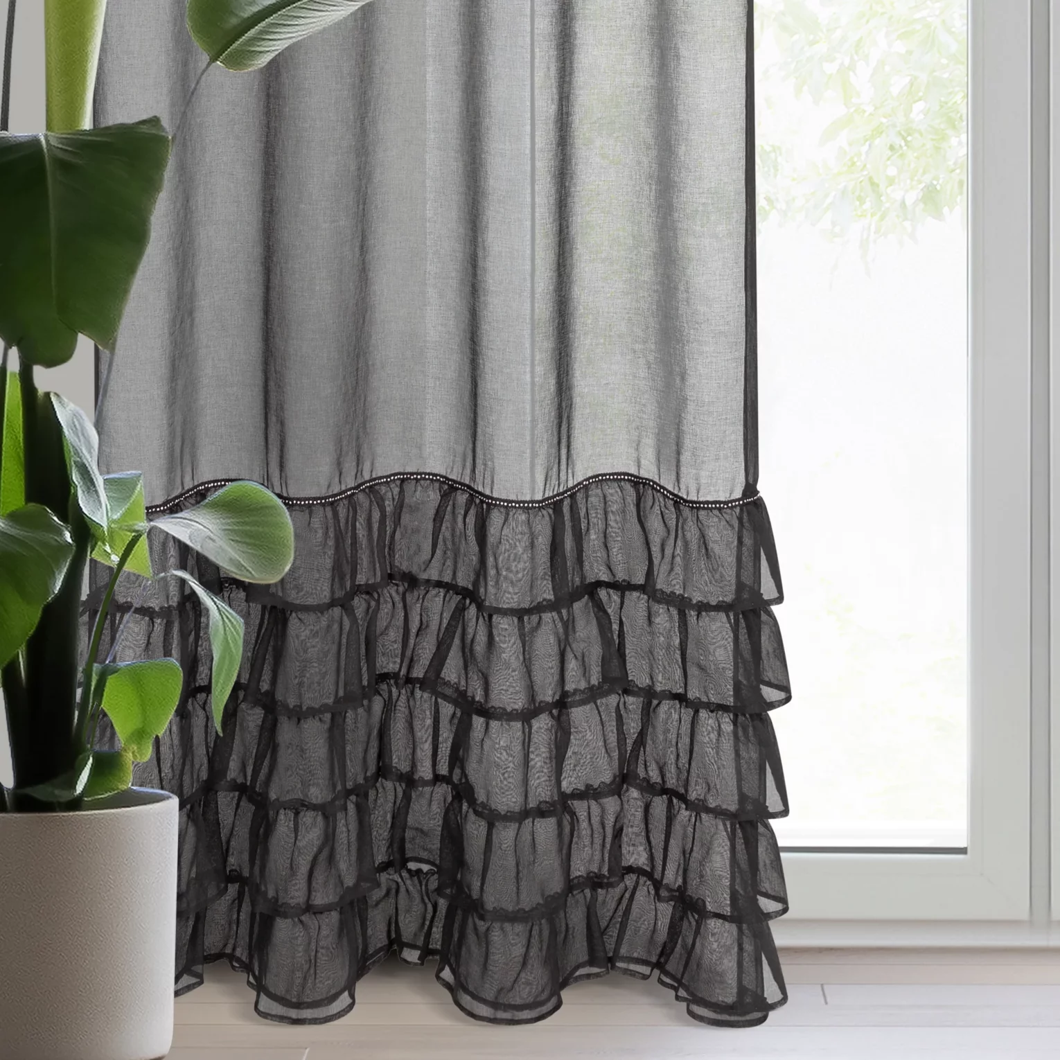 Firana czarna z etaminy zdobiona falbanami i lśniącym pasem kryształków 140x250 cm przelotka CARLI