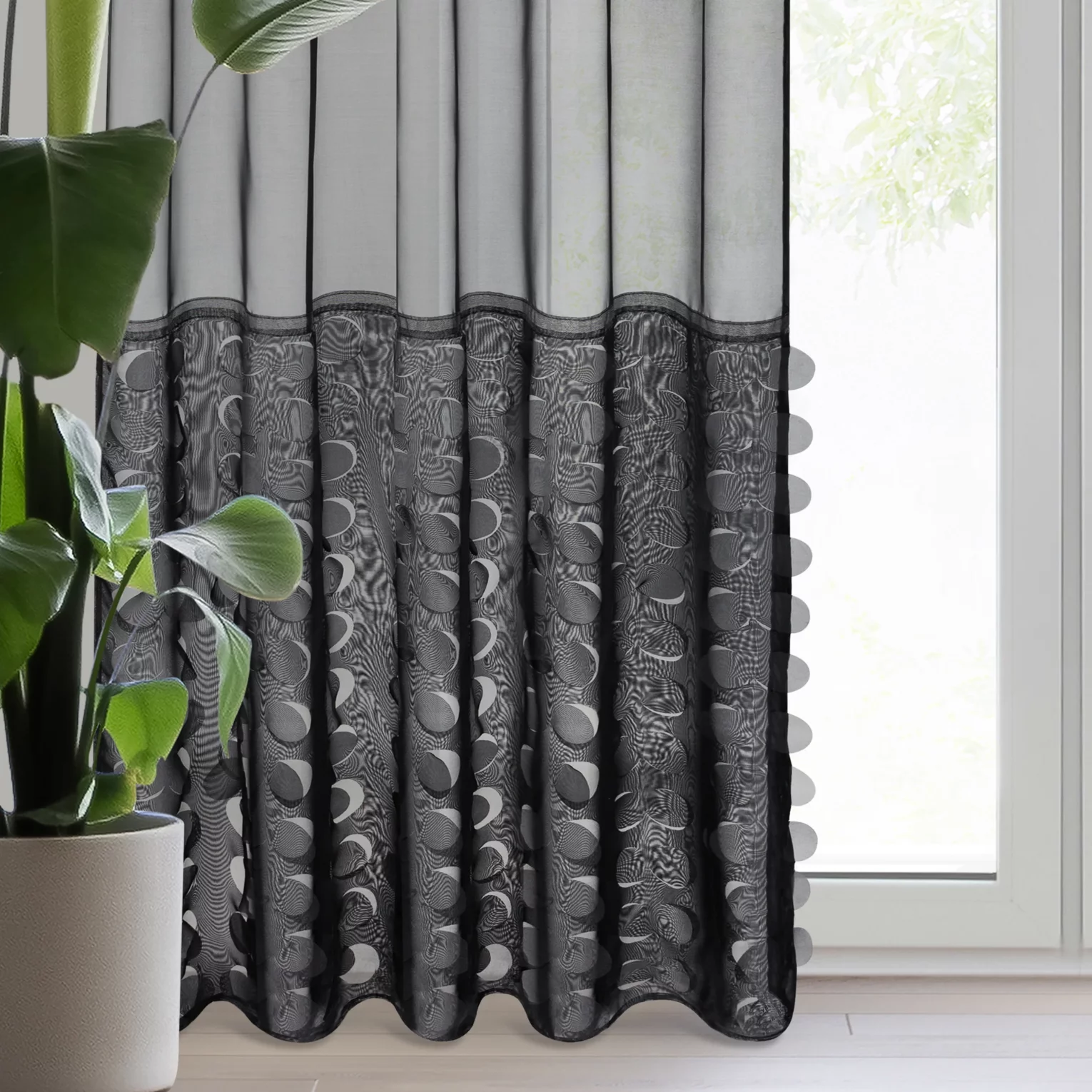 Firana czarna z delikatnego woalu zdobiona wycinanym laserowo wzorem 140x270 cm taśma DEBORA