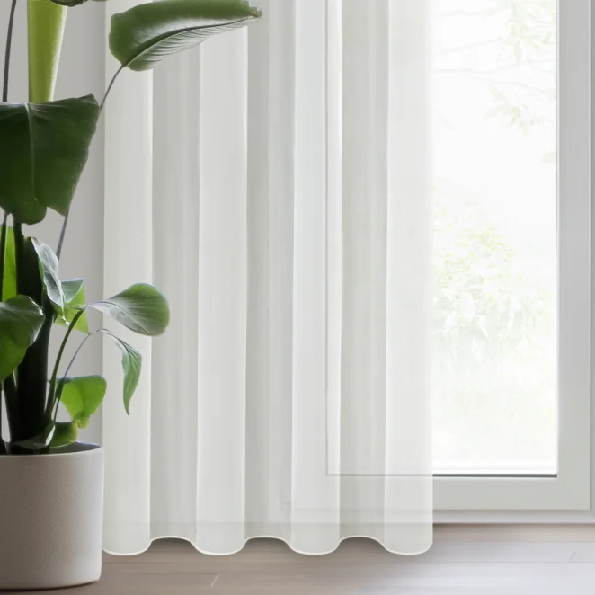 Firana kremowa z gładkiego mlecznego woalu wykończona szwem obciążającym VIOLET 400x230 cm taśma