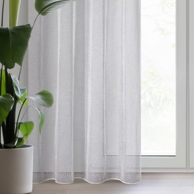 Firana biało, srebrna o strukturze siatki z efektem bukli z błyszczącą nicią 140x260 cm przelotka MAJA