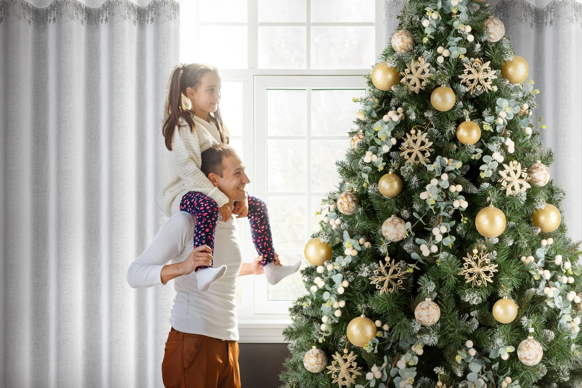 Firana świąteczna biało, srebrna z etaminy zdobiona aplikacją z motywem gwiazdek 140x250 cm przelotki - XMAS