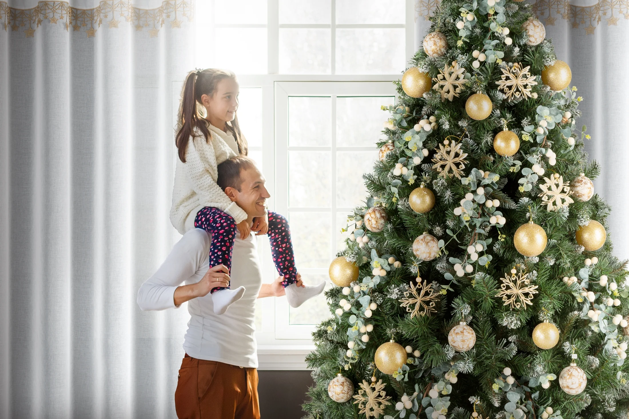 Firana świąteczna biało, złota z etaminy zdobiona aplikacją z motywem gwiazdek 140x250 cm przelotki - XMAS