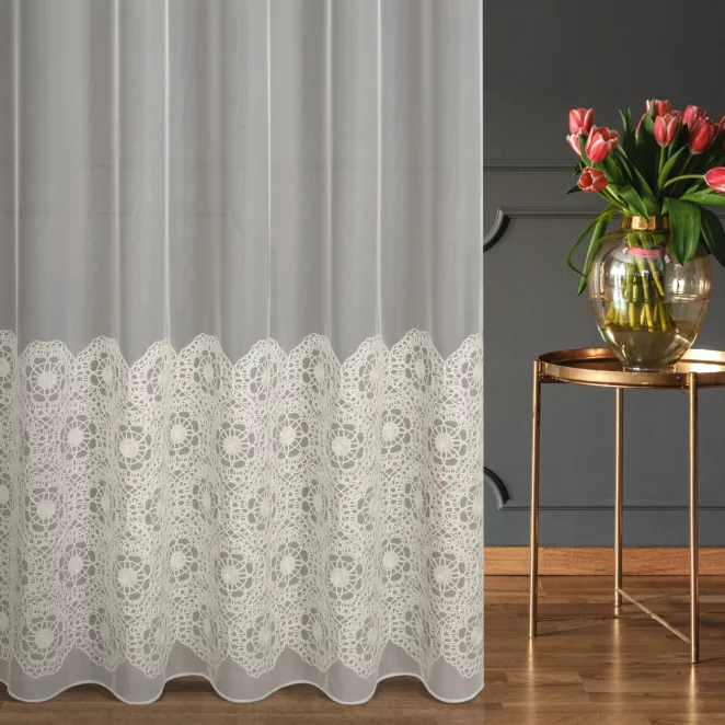 Firana szyta na flexach beżowa z tkaniny peru z aplikacją