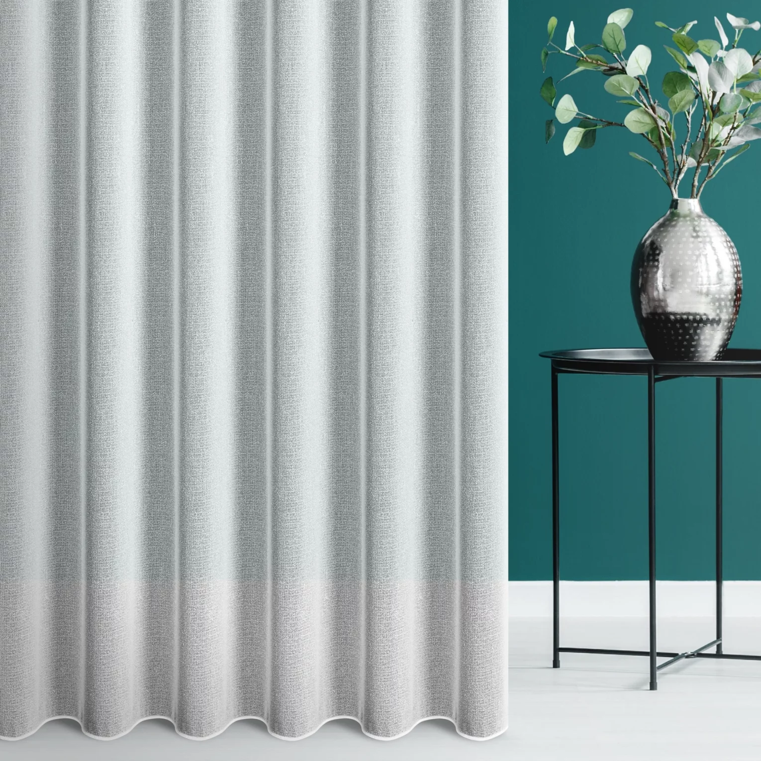 Firana szyta na flexach biała z gładkiej matowej etaminy, wykończonej obciążnikiem