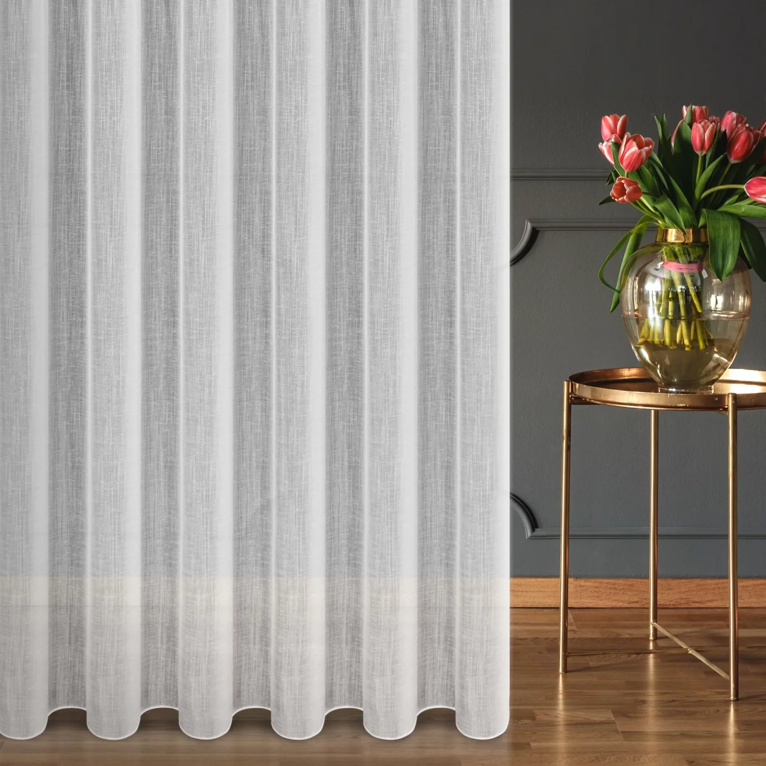Firana szyta na flexach biała z gładkiej, miękkiej etaminy z delikatnie zarysowanym wzorem w prążki, wykończona obciążnikiem