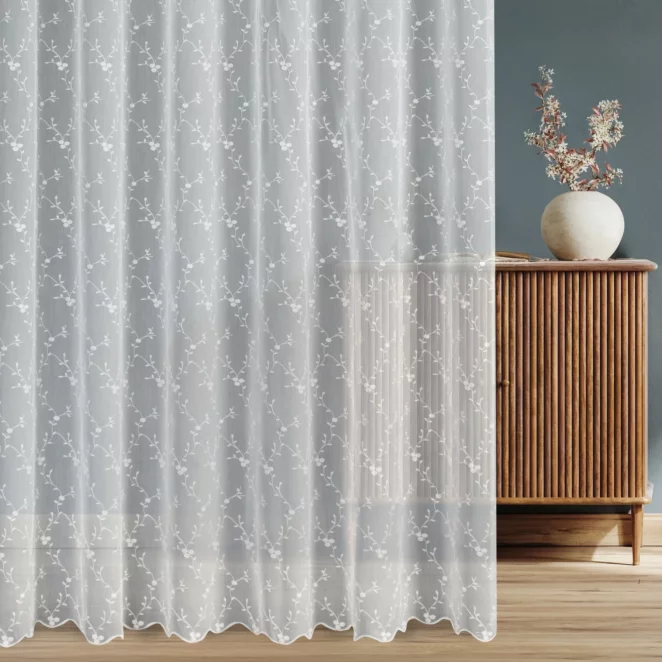 Firana szyta na flexach biała z tkaniny z efektem deszczyku, zdobionej haftem roślinnym