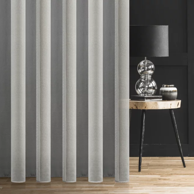 Firana szyta na flexach GIOVANNA srebrna z lekko połyskliwej miękkiej tkaniny o ciekawym splocie, wykończona obciążnikiem