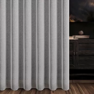 Firana szyta na flexach jasnosrebrna z gładkiej matowej etaminy o naturalnym splocie, wykończona obciążnikiem
