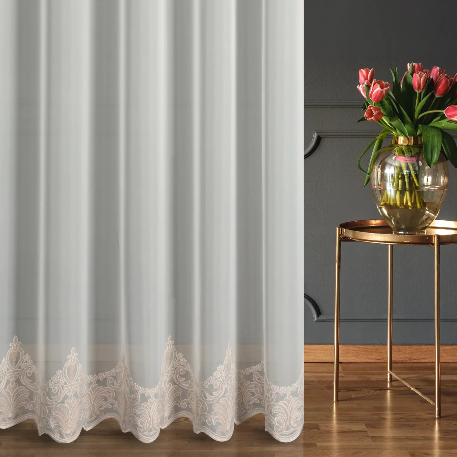Firana szyta na flexach kremowo beżowa z miękkiej, matowej krepy zdobionej łańcuszkowym haftem z wzorem ornamentowym