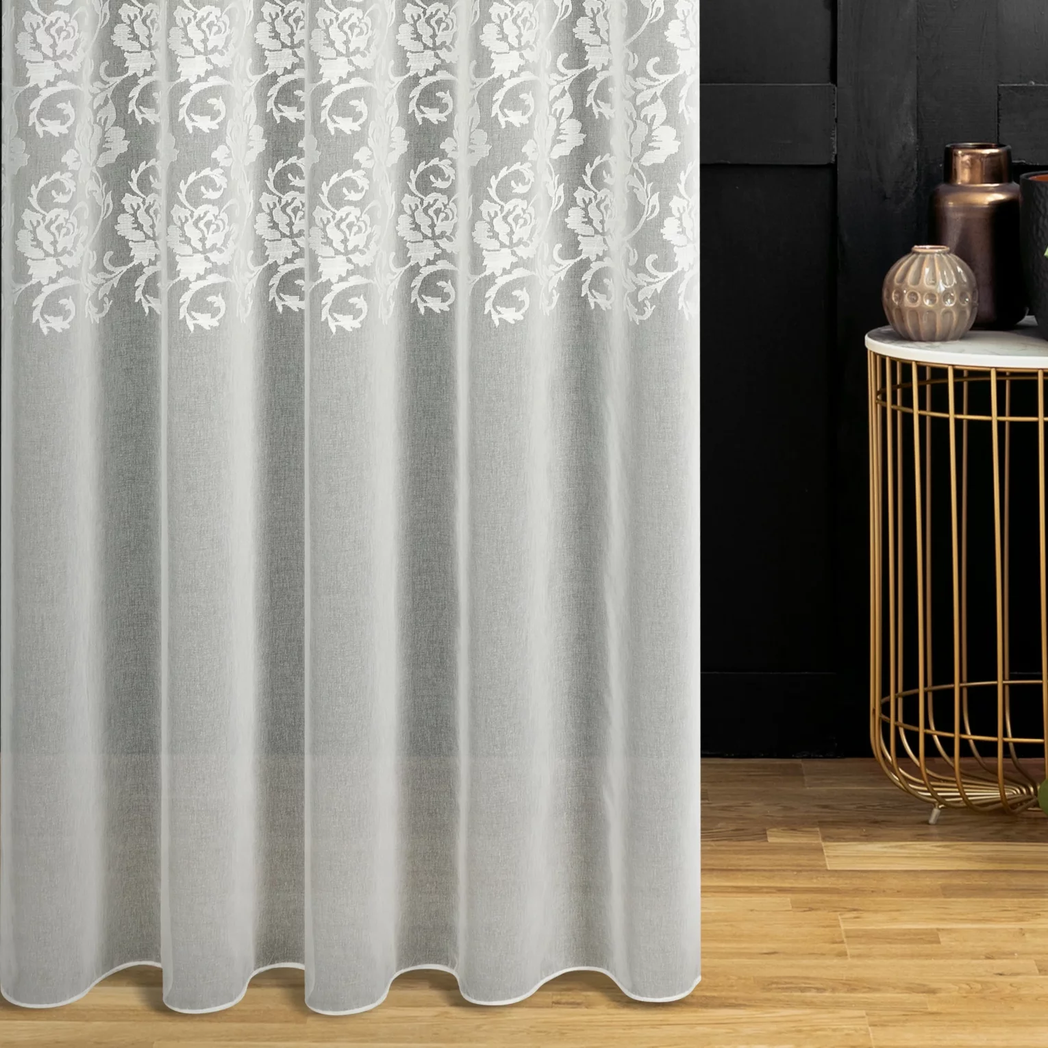 Firana szyta na flexach naturalna z delikatnej etaminy zdobionej roślinnym haftem, wykończonej obciążnikiem