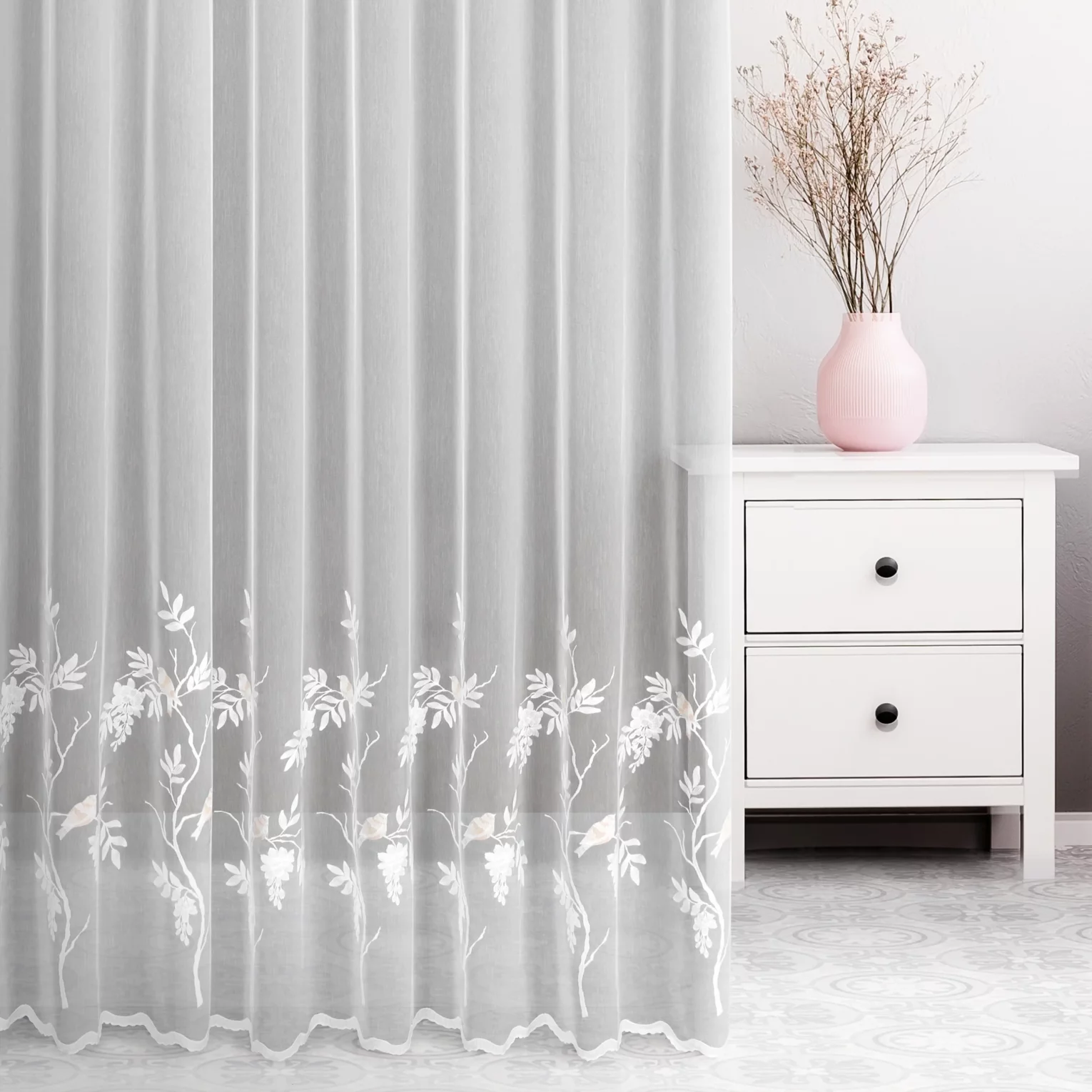 Firana szyta na flexach naturalna z delikatnej tkaniny typu aden zdobionej aplikacją