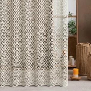 Firana szyta na flexach naturalna z delikatnie połyskującej gipiury o geometrycznym wzorze