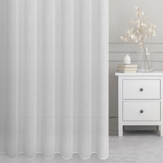 Firana szyta na przelotkach biała z miękkiej tkaniny o lekkim splocie i delikatnym połysku, wykończona obciążnikiem