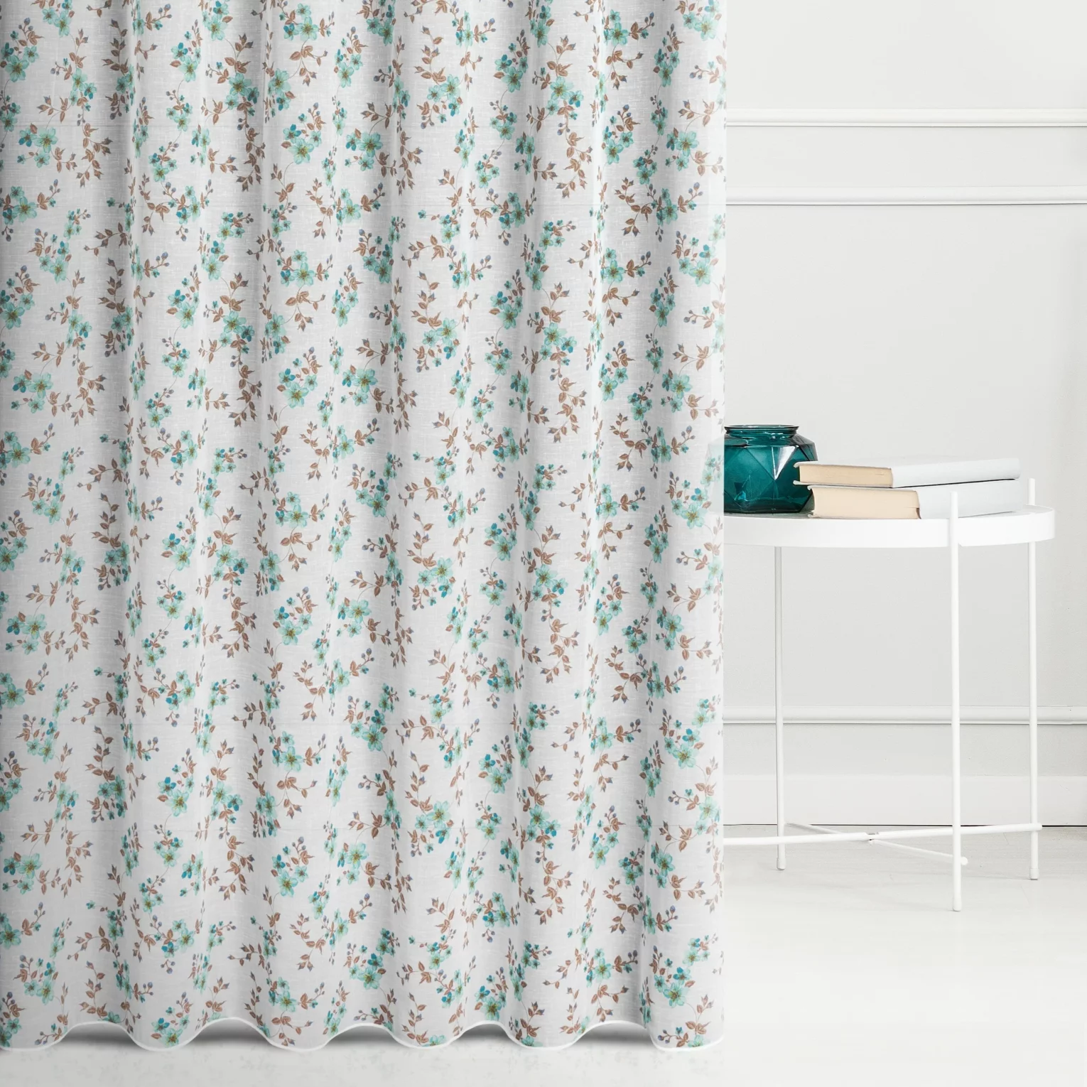 Firana szyta na przelotkach biało turkusowa z tkaniny typu ETAMINA z kwiatowym nadrukiem, wykończona obciążnikiem