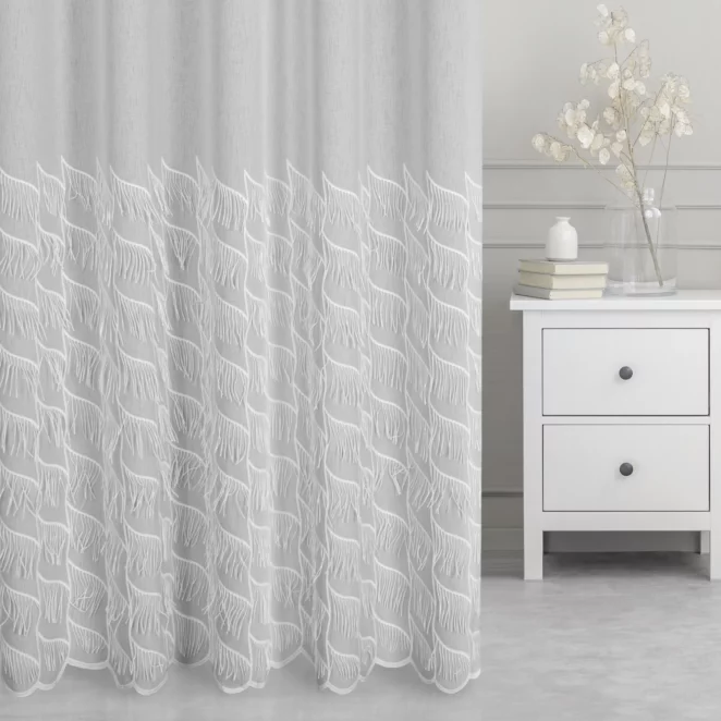 Firana szyta na przelotkach jasnoszaro biała z miękkiej etaminy o naturalnym splocie, zdobiona naszytymi frędzlami