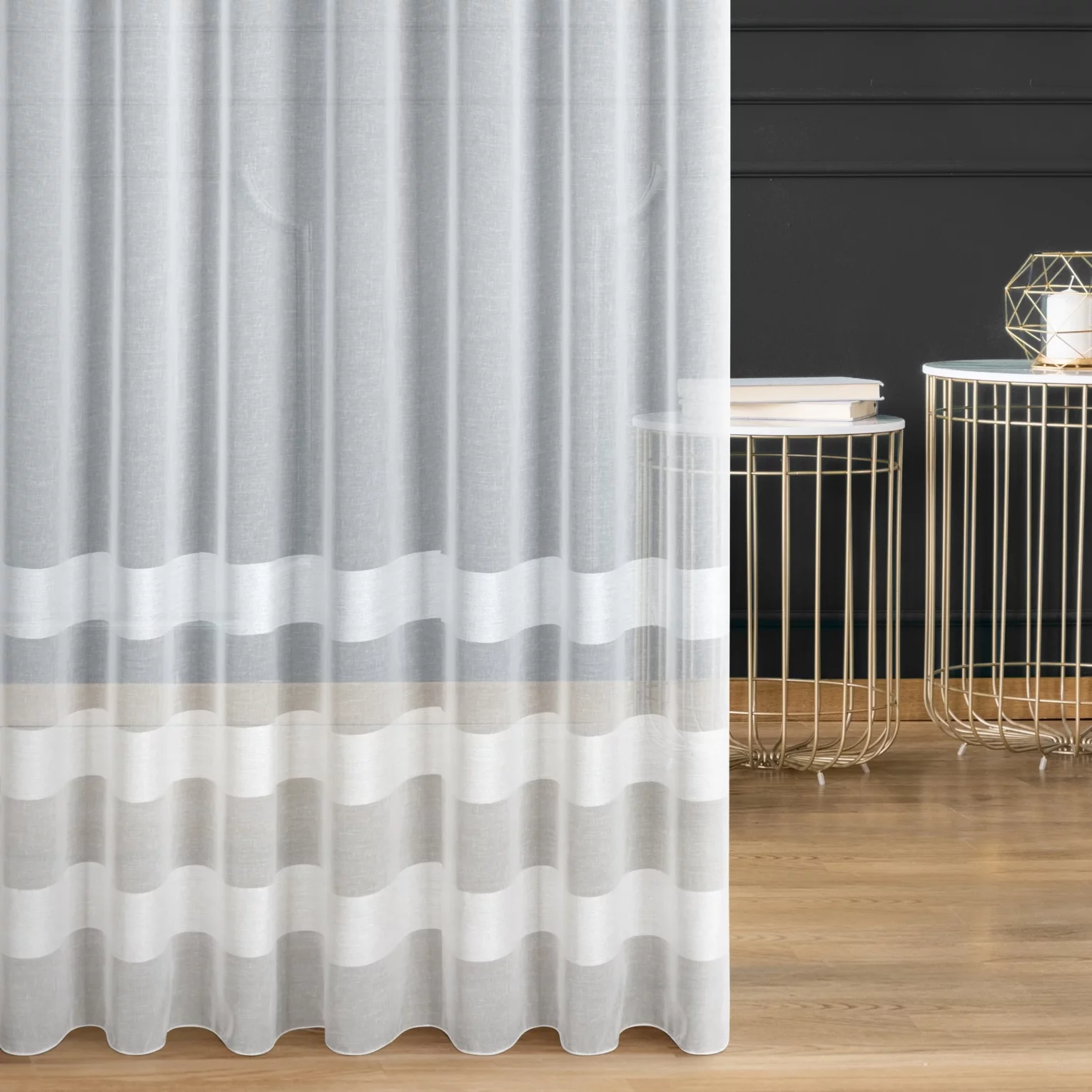 Firana szyta na przelotkach naturalna z etaminy zdobionej poziomymi pasami, wykończona obciążnikiem Italissima Eva Minge