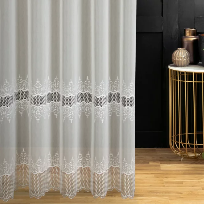 Firana szyta na przelotkach naturalna z tkaniny batystowej ozdobionej dwoma pasami aplikacji