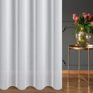 Firana szyta na taśmie 8 cm biała z miękkiej tkaniny o delikatnym połysku, wykończona obciążnikiem