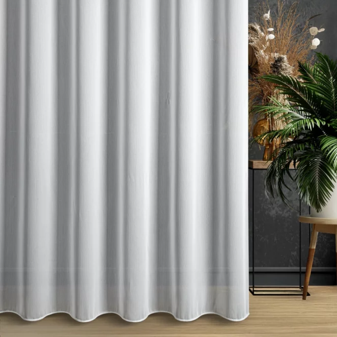 Firana szyta na taśmie 8 cm biała z miękkiej tkaniny zdobionej wzorem w jodełkę, wykończona obciążnikiem