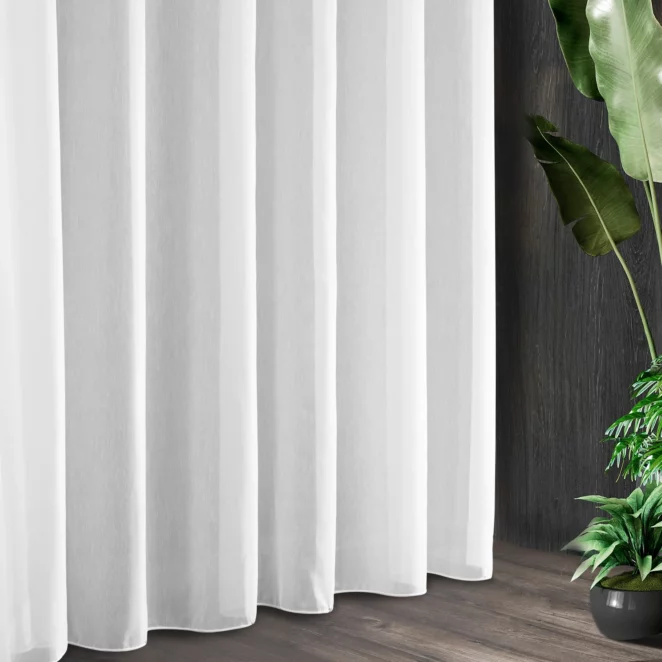 Firana szyta na taśmie 8 cm biała z półprzezroczystej połyskliwej tkaniny, wykończona obciążnikiem