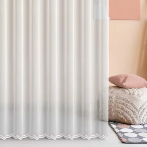 Firana szyta na taśmie 8 cm biała z tkaniny z efektem deszczyku zdobionej haftem u dołu