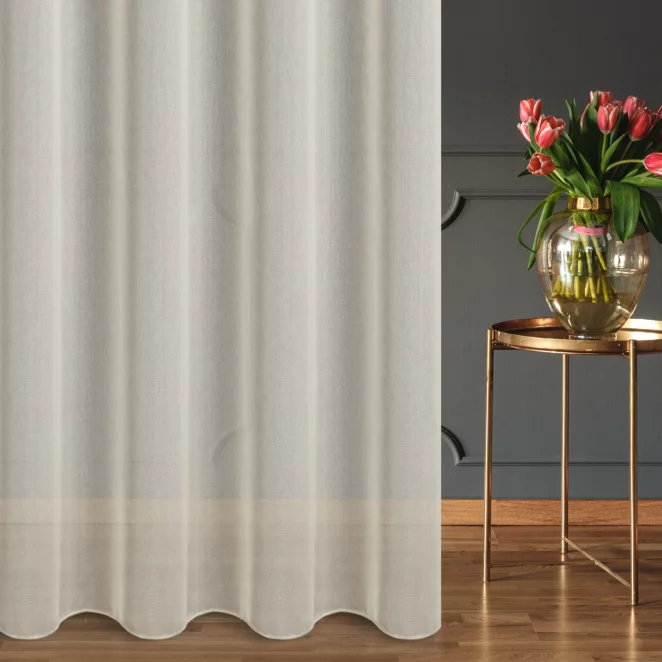 Firana szyta na taśmie 8 cm jasnozłota z miękkiej tkaniny o delikatnym połysku, wykończona obciążnikiem