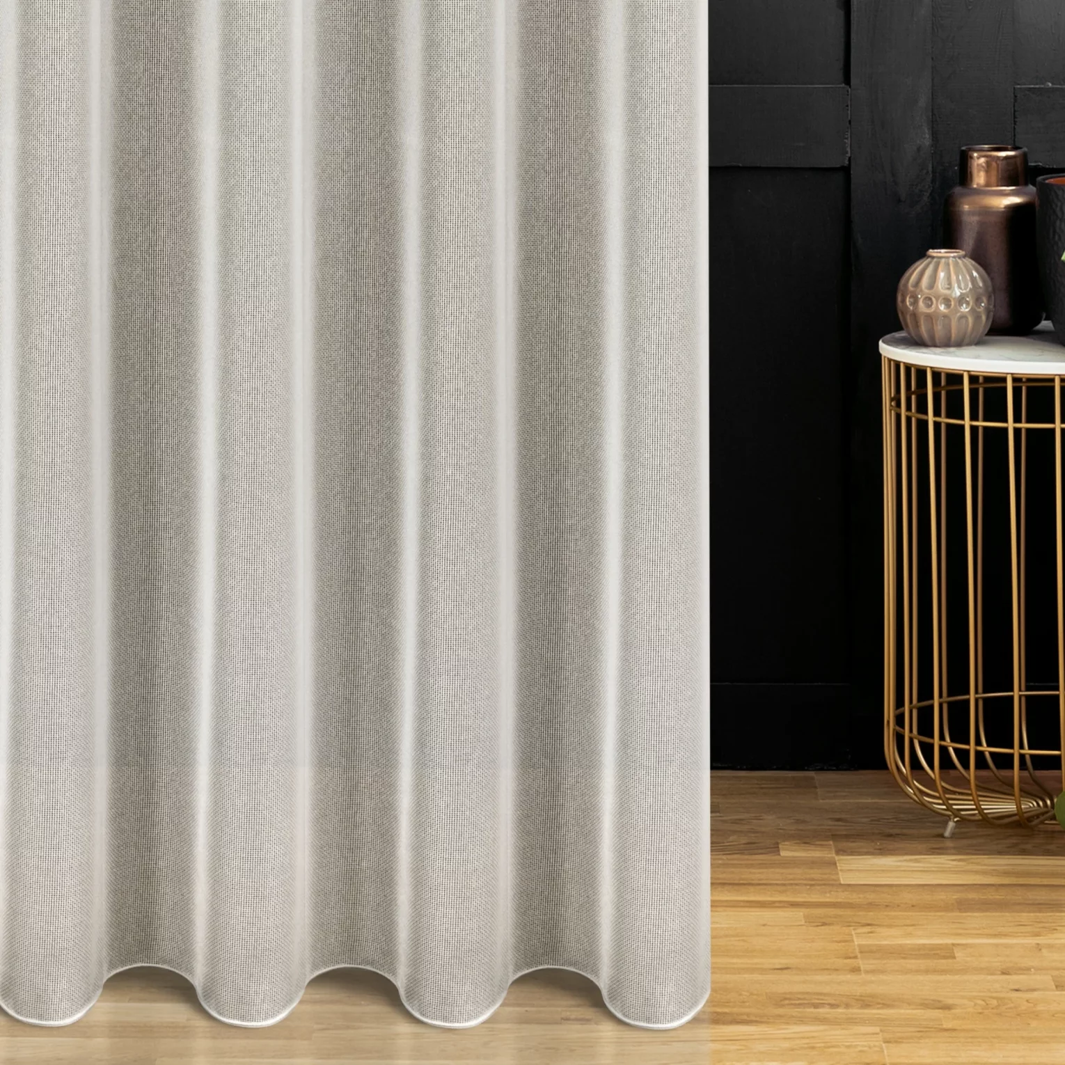 Firana szyta na taśmie 8 cm kremowa z miękkiej matowej tkaniny o strukturze siatki, wykończona obciążnikiem, odporna na zaciągnięcia