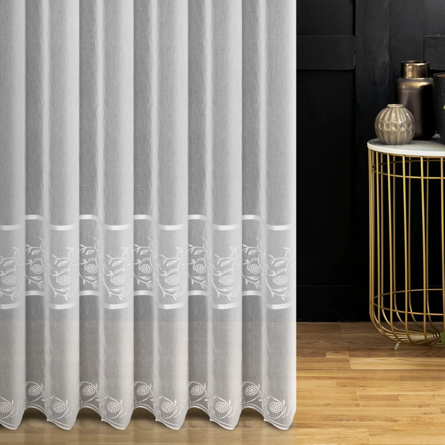 Firana szyta na taśmie fala biała z matowej etaminy ozdobionej połyskliwym pasem i haftem roślinnym