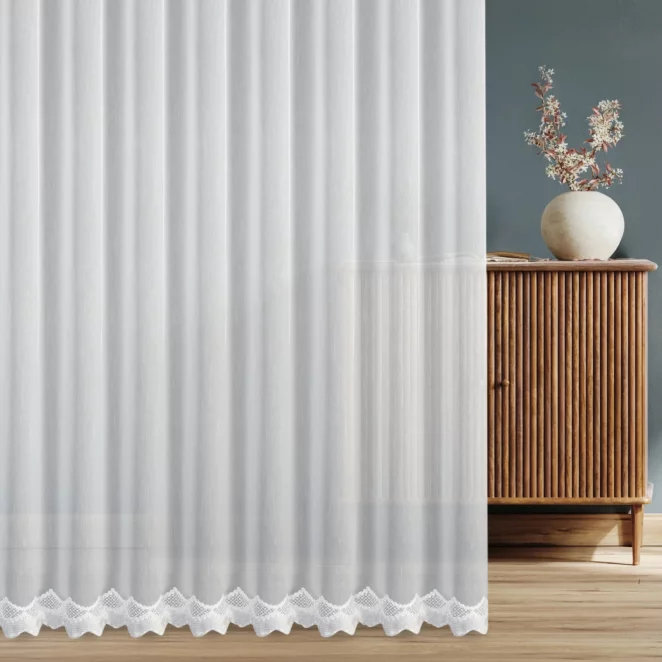 Firana szyta na taśmie fala biała z matowej tkaniny typu ADEN z efektem deszczyku, zdobionej delikatnym, geometrycznym haftem u dołu tkaniny