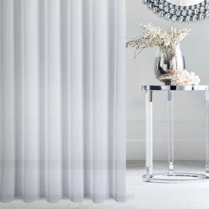 Firana szyta na taśmie fala biała z połyskującej tkaniny o charakterystycznym jodełkowym wzorze, wykończona obciążnikiem